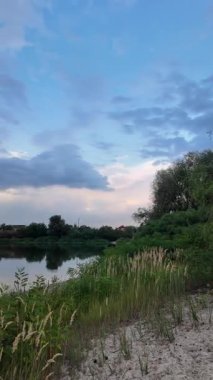 Çok güzel bir gün batımı ve su. Yaz akşamı manzarası. Sudaki bulutların yansıması. Güneş ufukta batıyor. Göllü yaz manzarası. Sudaki ağaçların yansıması. Nehirde gün doğumu. şehvetli bulutlar.