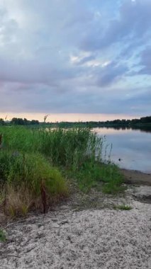 Çok güzel bir gün batımı ve su. Yaz akşamı manzarası. Sudaki bulutların yansıması. Güneş ufukta batıyor. Göllü yaz manzarası. Sudaki ağaçların yansıması. Nehirde gün doğumu. şehvetli bulutlar.