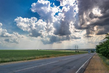 Ukrayna, Kherson bölgesi, Ukrayna bölgesi. Mavi gökyüzü ve sarı tarla. Ukrayna bayrağı. Arazi ve yol manzarası.