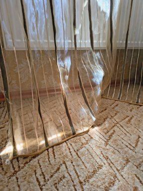 Şeffaf perde. Duvardaki pencereden gelen ışık, perdenin şeffaf gölgesi hareket ediyor, duvardaki bulanık gölgeler. arkaplan.