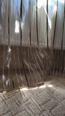 Şeffaf perde. Duvardaki pencereden gelen ışık, perdenin şeffaf gölgesi hareket ediyor, duvardaki bulanık gölgeler. arkaplan.