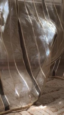 Şeffaf perde. Duvardaki pencereden gelen ışık, perdenin şeffaf gölgesi hareket ediyor, duvardaki bulanık gölgeler. arkaplan.