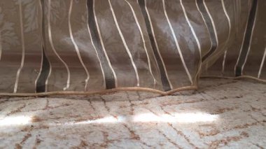 Şeffaf perde. Duvardaki pencereden gelen ışık, perdenin şeffaf gölgesi hareket ediyor, duvardaki bulanık gölgeler. arkaplan.