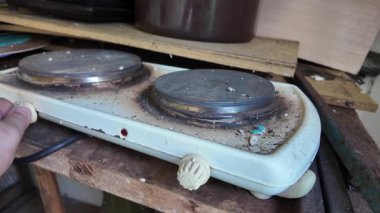 Eski elektrikli soba. Yoğun kirlenmiş bir mutfak elektrikli sobası kimyasallarla ıslatılır. Eski bir sobayı deterjanla yıkama ve restore etme girişimi. Eski bir elektrikli ocakta turuncu is.