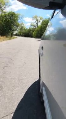 Birinci şahıstan arabaya binmek. Serpentine Dağ Yolu 'nun birinci şahıs görüntüsü. Video araba sürüşünü gösteriyor, manzaralı alanda serpentin yolu. Sürüş deneyimini yakalar,