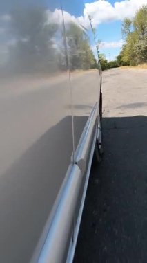 Birinci şahıstan arabaya binmek. Serpentine Dağ Yolu 'nun birinci şahıs görüntüsü. Video araba sürüşünü gösteriyor, manzaralı alanda serpentin yolu. Sürüş deneyimini yakalar,