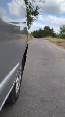 Birinci şahıstan arabaya binmek. Serpentine Dağ Yolu 'nun birinci şahıs görüntüsü. Video araba sürüşünü gösteriyor, manzaralı alanda serpentin yolu. Sürüş deneyimini yakalar,