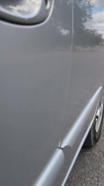 Birinci şahıstan arabaya binmek. Serpentine Dağ Yolu 'nun birinci şahıs görüntüsü. Video araba sürüşünü gösteriyor, manzaralı alanda serpentin yolu. Sürüş deneyimini yakalar,