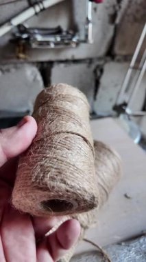 Felaket. Doğal Jute Twine dokusu. Doğal jüt sicimin yüksek çözünürlüklü dokusu pürüzlü liflerini ve organik dokumasını gösteriyor. Doğal Jute Twine dokusu. Doğal Jüt İkizinin Dokuları.