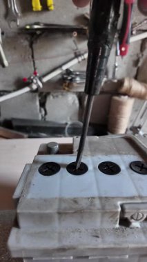 Eski araba aküsü. Arabanın şarjı bitmiş, eski pili takmak ve eski pili çıkarmak. Bir arabanın pilini değiştirmek, yavaş çekim videosu