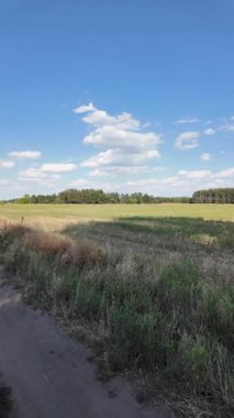 Uzun, dar toprak yol örneği. Yol manzarası çok güzel. Yaz Toprak Yolu. Uzağa giden bir yol. Ukrayna manzarası.