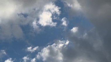 Mavi gökyüzü ve beyaz bulutlar. Gökyüzündeki ışık huzmeleri. Gökyüzündeki güneş. Doğanın doğal videosu. 4k doğal video. doğal arkaplan.