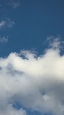 Mavi gökyüzü ve beyaz bulutlar. Gökyüzündeki ışık huzmeleri. Gökyüzündeki güneş. Doğanın doğal videosu. 4k doğal video. doğal arkaplan.