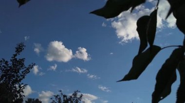 Mavi gökyüzü ve beyaz bulutlar. Gökyüzündeki ışık huzmeleri. Gökyüzündeki güneş. Doğanın doğal videosu. 4k doğal video. doğal arkaplan.