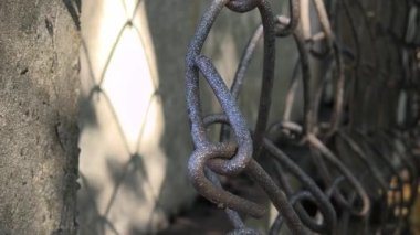 tel örgüler. Zincir örgüsü. Paslı demir çitler. Eski paslı kafes. Özgürlüğün sembolü. Hapsedilmenin sembolleri. zincir bağlantısı