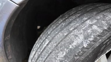 Çok yıpranmış araba lastikleri. Yakın plan bir arabanın eski lastikleri. Yoldaki çukurlarla kaplı hasarlı bir otoyolda giden araç lastiği. POV kamerası yana bağlandı