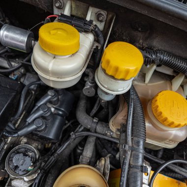 Lokma anahtarı kullanarak motor şaftındaki cıvataları sıkılaştıran tamirci..