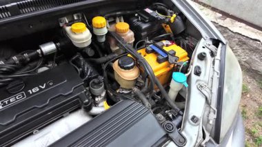 Lokma anahtarı kullanarak motor şaftındaki cıvataları sıkılaştıran tamirci..