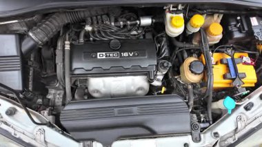 Lokma anahtarı kullanarak motor şaftındaki cıvataları sıkılaştıran tamirci..