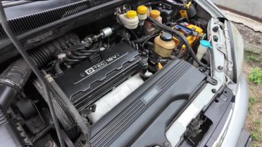 Lokma anahtarı kullanarak motor şaftındaki cıvataları sıkılaştıran tamirci..