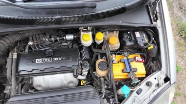 Lokma anahtarı kullanarak motor şaftındaki cıvataları sıkılaştıran tamirci..