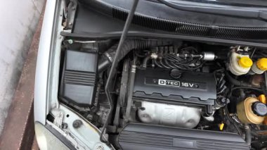 Lokma anahtarı kullanarak motor şaftındaki cıvataları sıkılaştıran tamirci..