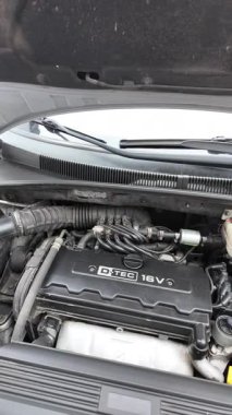 Lokma anahtarı kullanarak motor şaftındaki cıvataları sıkılaştıran tamirci..