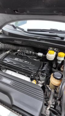 Lokma anahtarı kullanarak motor şaftındaki cıvataları sıkılaştıran tamirci..