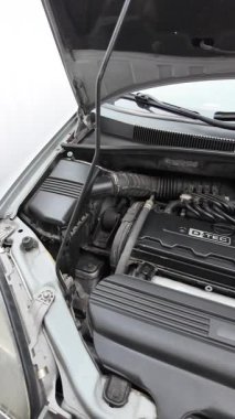 Lokma anahtarı kullanarak motor şaftındaki cıvataları sıkılaştıran tamirci..