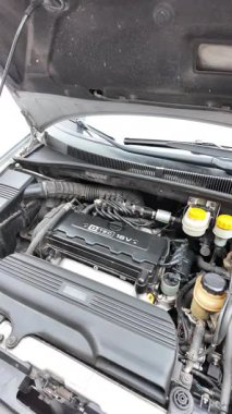 Lokma anahtarı kullanarak motor şaftındaki cıvataları sıkılaştıran tamirci..