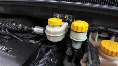 Lokma anahtarı kullanarak motor şaftındaki cıvataları sıkılaştıran tamirci..