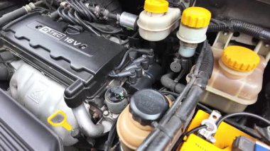 Lokma anahtarı kullanarak motor şaftındaki cıvataları sıkılaştıran tamirci..