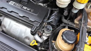 Lokma anahtarı kullanarak motor şaftındaki cıvataları sıkılaştıran tamirci..