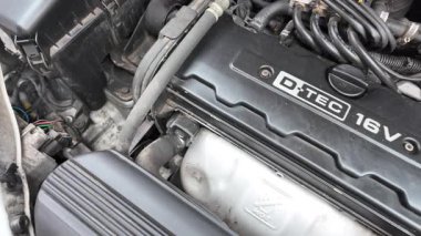 Lokma anahtarı kullanarak motor şaftındaki cıvataları sıkılaştıran tamirci..