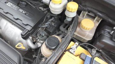 Lokma anahtarı kullanarak motor şaftındaki cıvataları sıkılaştıran tamirci..