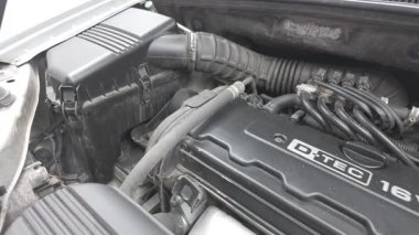 Lokma anahtarı kullanarak motor şaftındaki cıvataları sıkılaştıran tamirci..