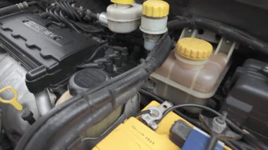 Lokma anahtarı kullanarak motor şaftındaki cıvataları sıkılaştıran tamirci..