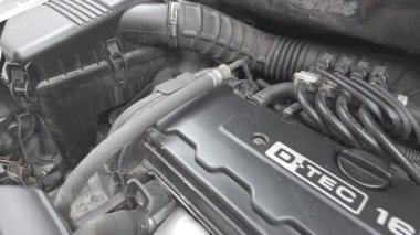 Lokma anahtarı kullanarak motor şaftındaki cıvataları sıkılaştıran tamirci..