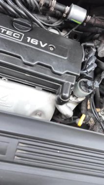 Lokma anahtarı kullanarak motor şaftındaki cıvataları sıkılaştıran tamirci..