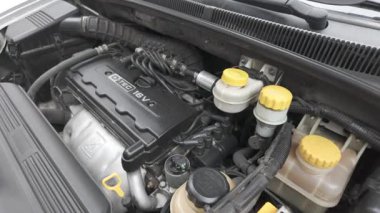 Lokma anahtarı kullanarak motor şaftındaki cıvataları sıkılaştıran tamirci..