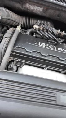 Lokma anahtarı kullanarak motor şaftındaki cıvataları sıkılaştıran tamirci..