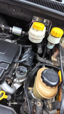 Lokma anahtarı kullanarak motor şaftındaki cıvataları sıkılaştıran tamirci..