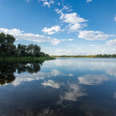 Göldeki suyun yavaş çekim videosu. Dalgalar yavaş çekimde köpük saçıyor. Sıcak gün batımının yüzeydeki yansımaları ile çekilen sakin su hareketi.