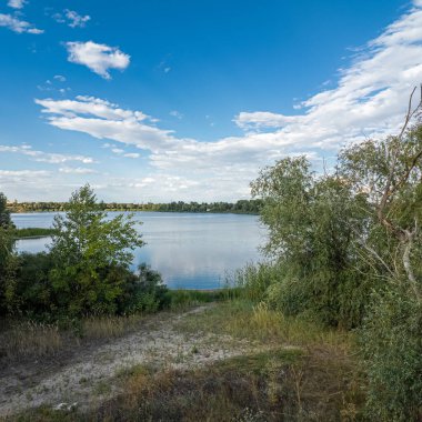 Göldeki suyun yavaş çekim videosu. Dalgalar yavaş çekimde köpük saçıyor. Sıcak gün batımının yüzeydeki yansımaları ile çekilen sakin su hareketi.