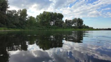 Göldeki suyun yavaş çekim videosu. Dalgalar yavaş çekimde köpük saçıyor. Sıcak gün batımının yüzeydeki yansımaları ile çekilen sakin su hareketi.