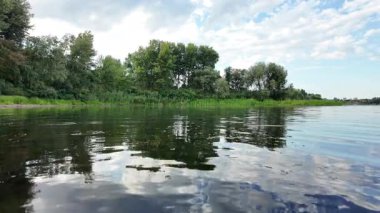 Göldeki suyun yavaş çekim videosu. Dalgalar yavaş çekimde köpük saçıyor. Sıcak gün batımının yüzeydeki yansımaları ile çekilen sakin su hareketi.