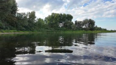 Göldeki suyun yavaş çekim videosu. Dalgalar yavaş çekimde köpük saçıyor. Sıcak gün batımının yüzeydeki yansımaları ile çekilen sakin su hareketi.