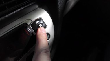 Analog araba düğmeleri. Klasik teypte parmak oynatma düğmesine basan adam. Aydınlatılırken klimayı devre dışı bırakmak için parmak kapatma düğmesine basın