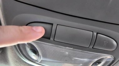 Analog araba düğmeleri. Klasik teypte parmak oynatma düğmesine basan adam. Aydınlatılırken klimayı devre dışı bırakmak için parmak kapatma düğmesine basın