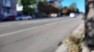 Şehir arka planı. Şehir arkaplanlı bulanık video. Arabalar sokaklarda gezer. İnsanlar şehirde yürür. şehir gelişimi. 